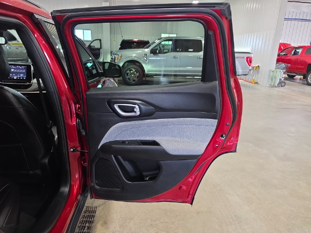 Used 2025 Jeep Compass Latitude AWD/4WD image 30