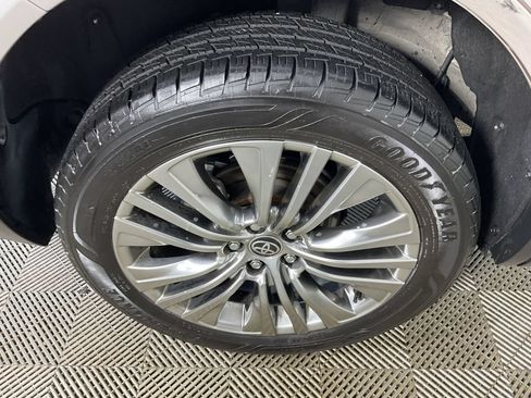 Used 2023 Toyota Venza Limited AWD/4WD image 10