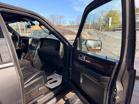 Used 2015 Lincoln Navigator Sport Utility 4D image 24