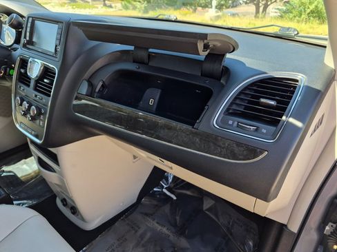 Used 2015 Chrysler Town & Country LX FWD image 27