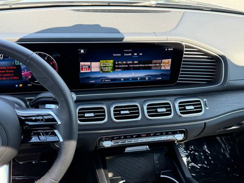 Used 2025 Mercedes-Benz GLS 450 4MATIC w/ AMG Line Exterior image 22