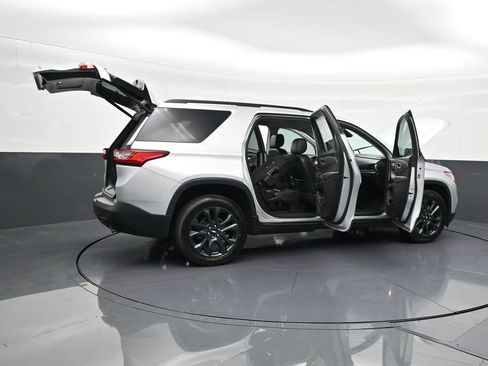 Used 2021 Chevrolet Traverse RS image 33
