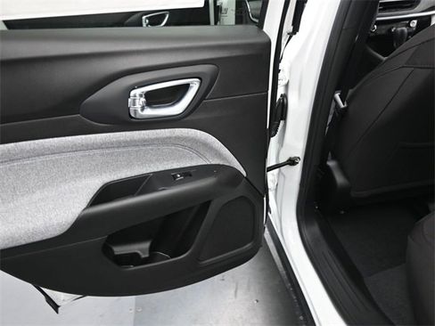 Used 2025 Jeep Compass Sport image 19