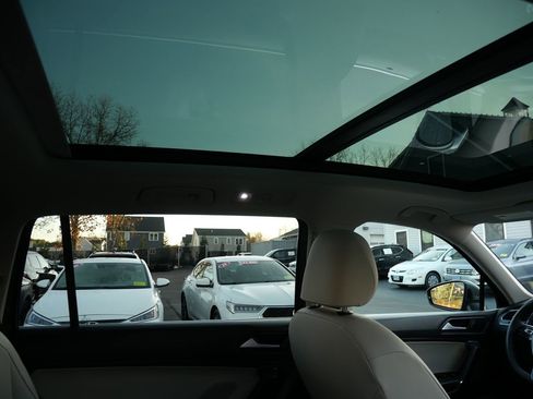 Used 2020 Volkswagen Tiguan SE w/ Panoramic Sunroof Package image 32