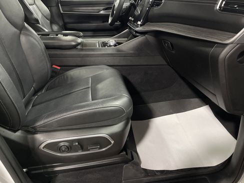 Used 2024 Jeep Wagoneer L Series III w/ Premium Group I image 15