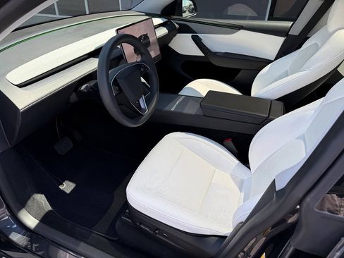 Used 2026 Tesla Model Y Long Range AWD/4WD image 11