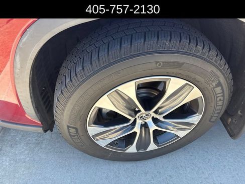 Used 2020 Toyota Highlander XLE FWD image 2