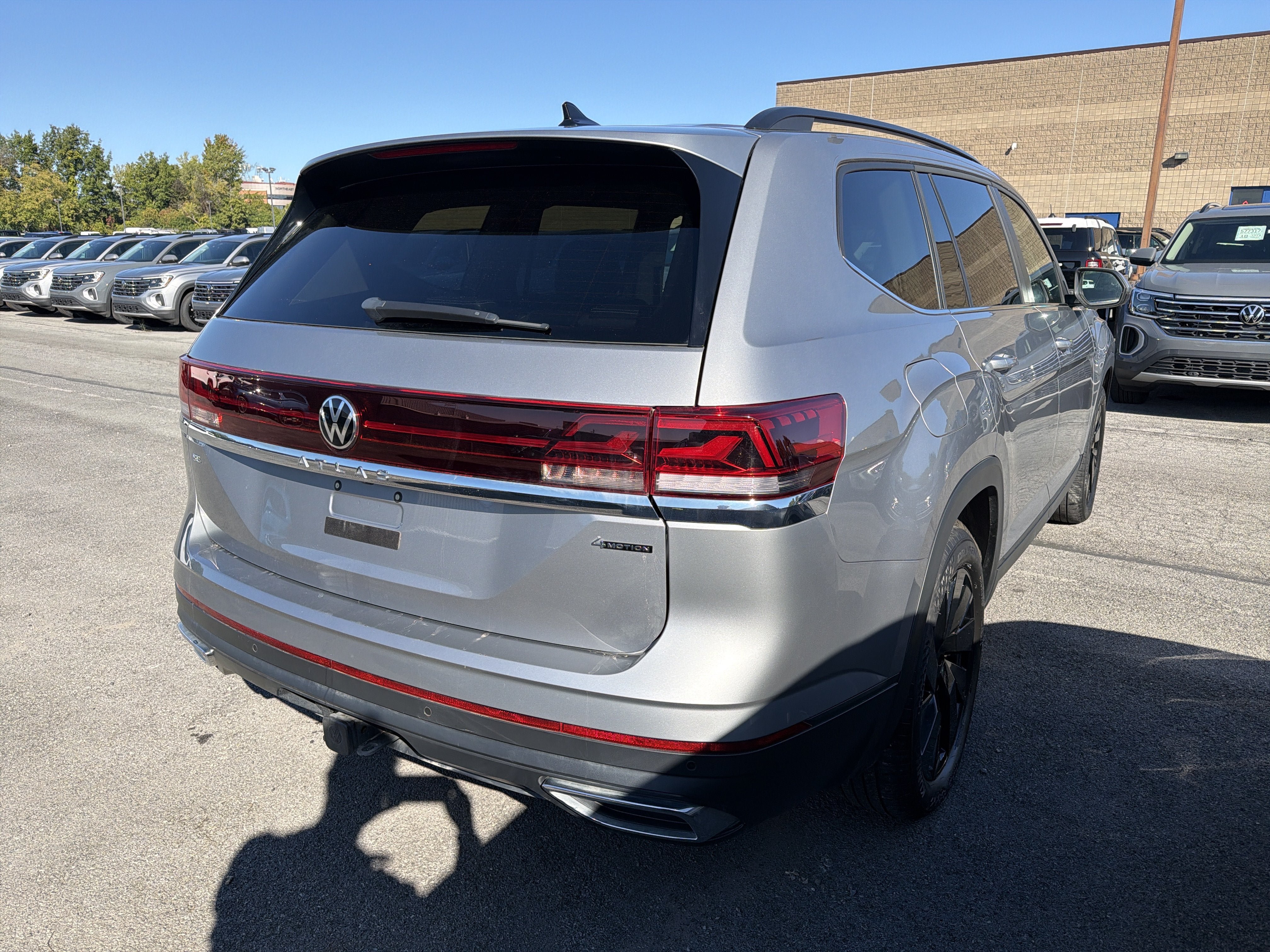 Used 2024 Volkswagen Atlas SE w/ Panoramic Sunroof Package AWD/4WD image 7