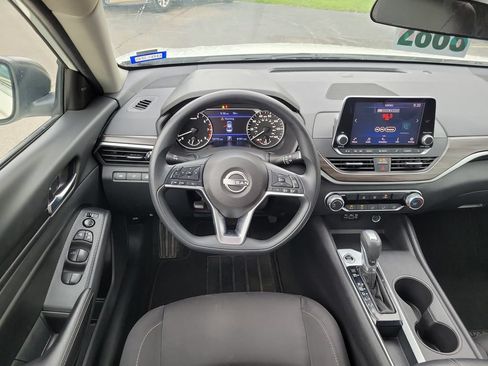 Used 2025 Nissan Altima 2.5 SV FWD image 12
