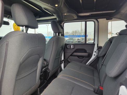 Used 2025 Jeep Wrangler Unlimited Sahara w/ Safety Group AWD/4WD image 17