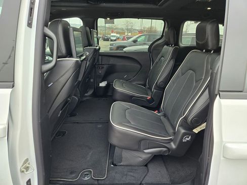 New 2026 Chrysler Pacifica Limited w/ Uconnect Theater Family Group image 26