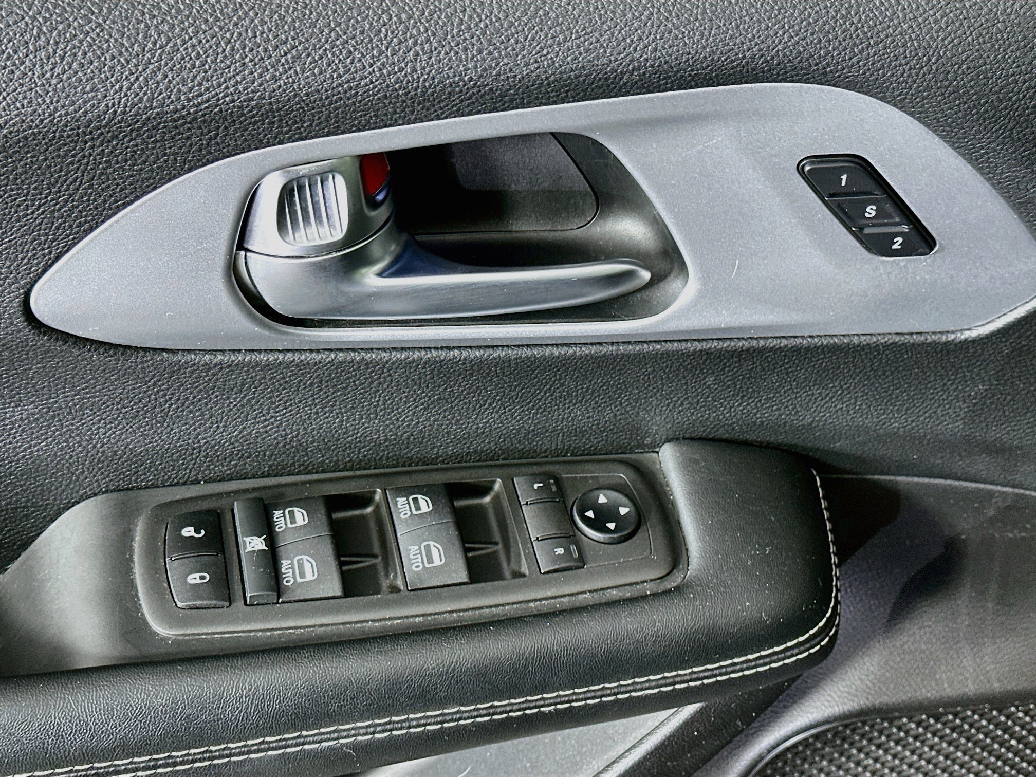 Used 2021 Chrysler Pacifica Touring-L w/ Uconnect Theater Family Group FWD image 15