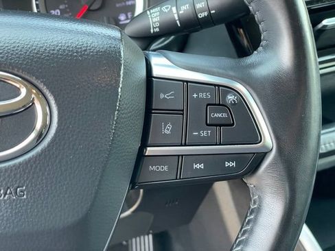 Used 2021 Toyota Highlander LE AWD/4WD image 16