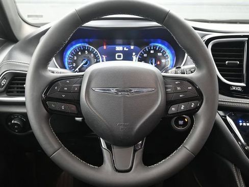 Used 2025 Chrysler Pacifica Limited image 23