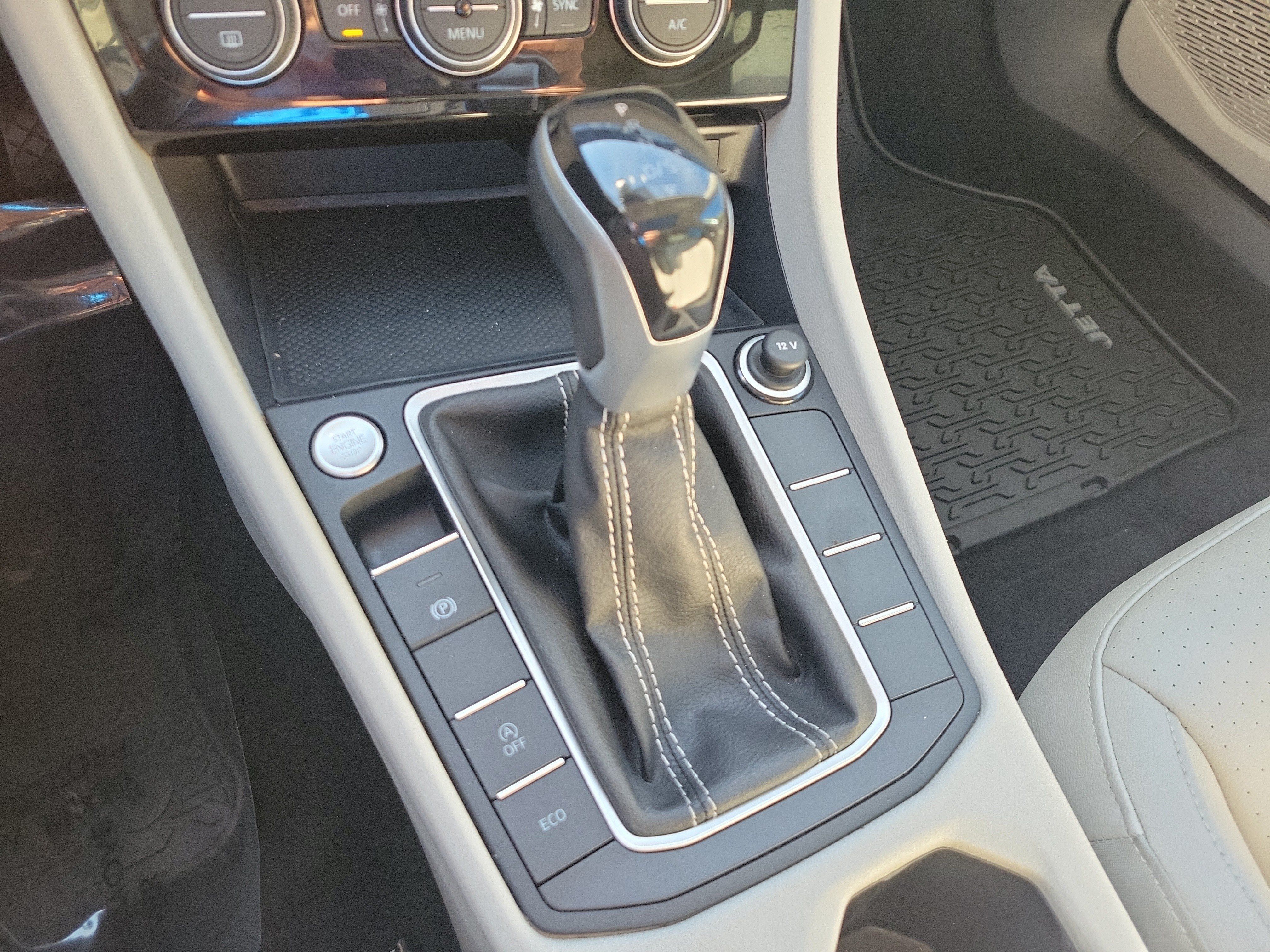 Used 2024 Volkswagen Jetta SE w/ Panoramic Sunroof Package FWD image 24