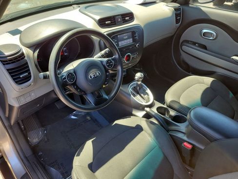 Used 2017 Kia Soul + image 19