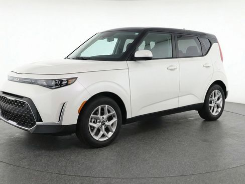 Used 2025 Kia Soul LX w/ LX Technology Package image 3