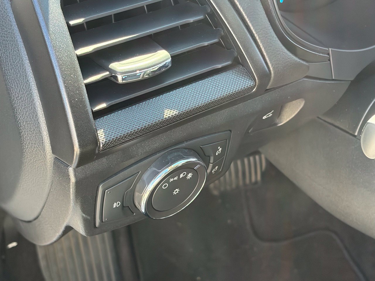 Used 2018 Ford Fusion SE w/ Equipment Group 201A FWD image 8