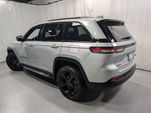 Used 2023 Jeep Grand Cherokee Altitude AWD/4WD image 5