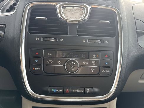Used 2013 Chrysler Town & Country Touring image 17