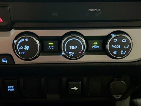 Used 2022 Toyota Tacoma SR w/ SR Convenience Package RWD image 11