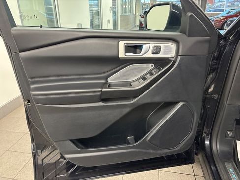 Used 2020 Ford Explorer Platinum w/ Premium Technology Package image 12