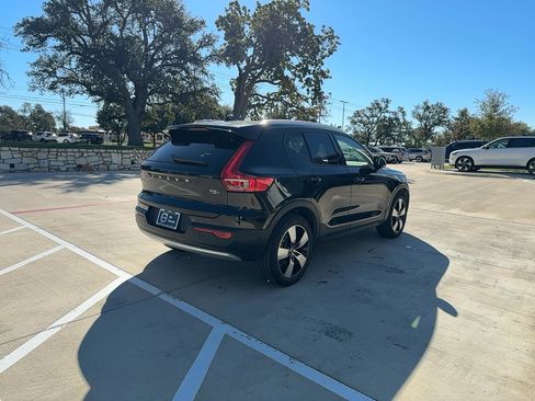 Certified 2022 Volvo XC40 T5 Momentum w/ Premium Package image 6