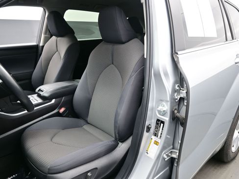 Used 2024 Toyota Highlander LE AWD/4WD image 12