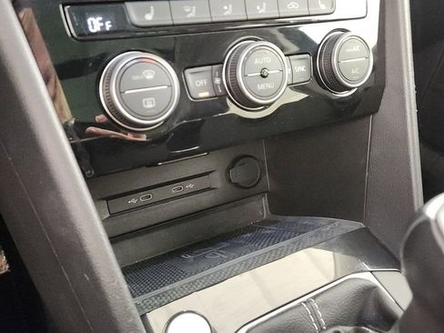 Used 2024 Volkswagen Taos SE w/ Panoramic Sunroof Package image 17