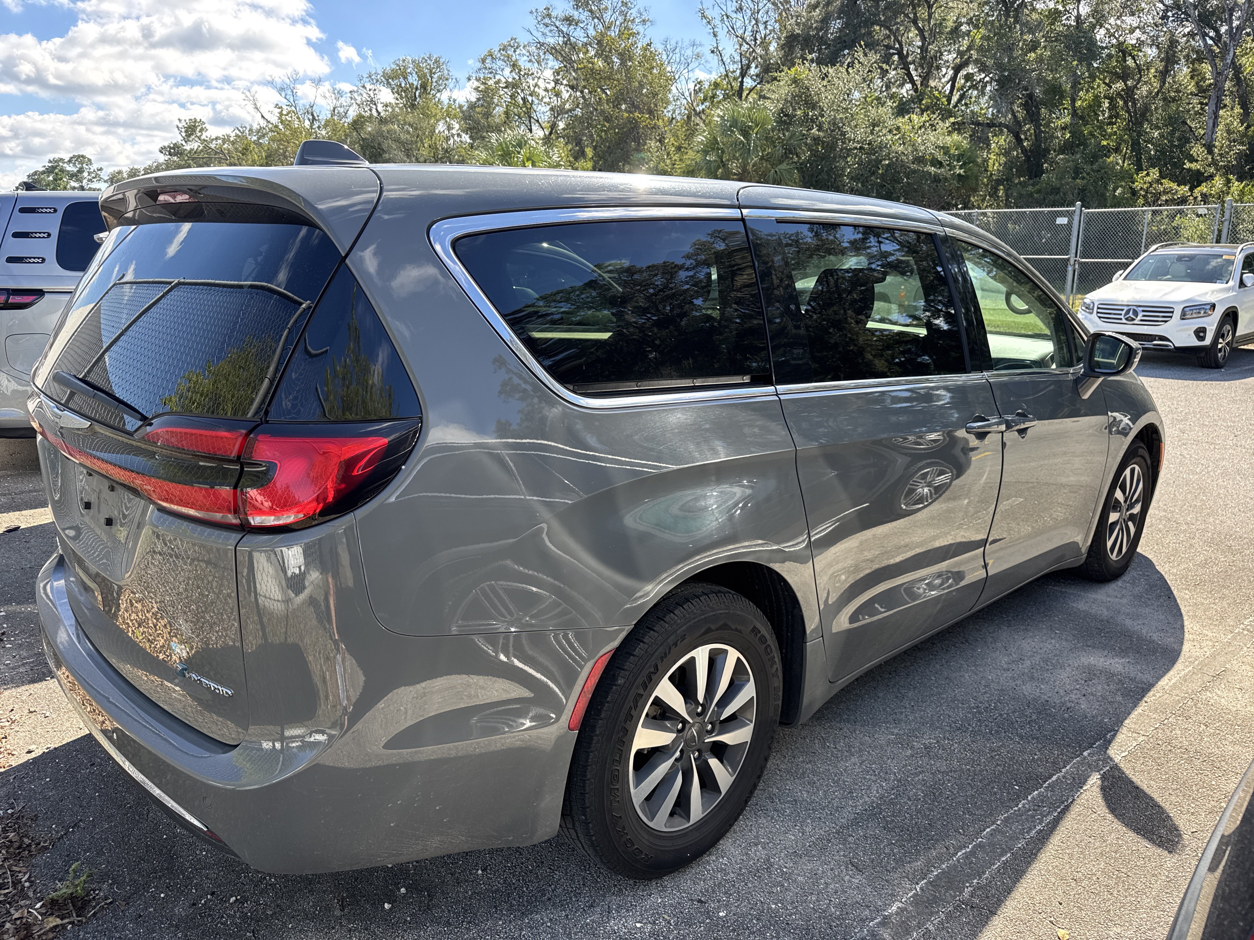 Used 2022 Chrysler Pacifica Touring-L FWD image 3