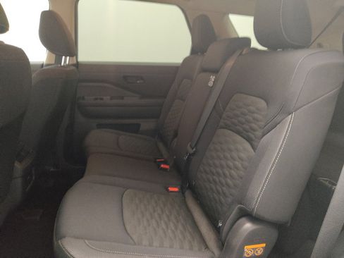 Used 2024 Nissan Pathfinder S FWD image 18