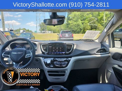 Certified 2023 Chrysler Pacifica Touring-L FWD image 3