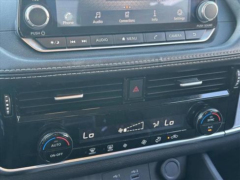 Used 2021 Nissan Rogue SV image 15