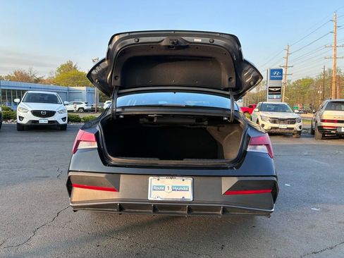 Used 2024 Hyundai Elantra SE image 11