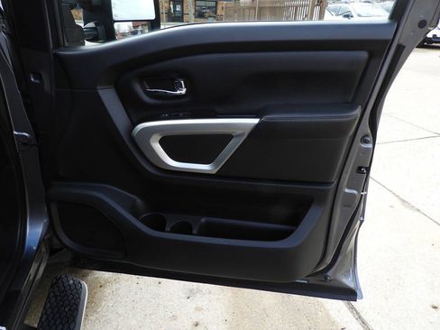 Used 2018 Nissan Titan SL w/ Chrome Package AWD/4WD image 34
