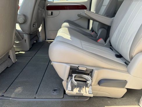Used 2007 Chrysler Town & Country Touring FWD image 7