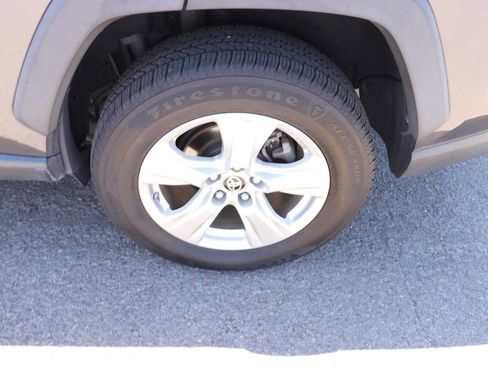 Used 2021 Toyota RAV4 LE AWD/4WD image 9