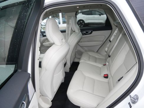 Certified 2023 Volvo XC60 B6 Ultimate w/ Climate Package image 10