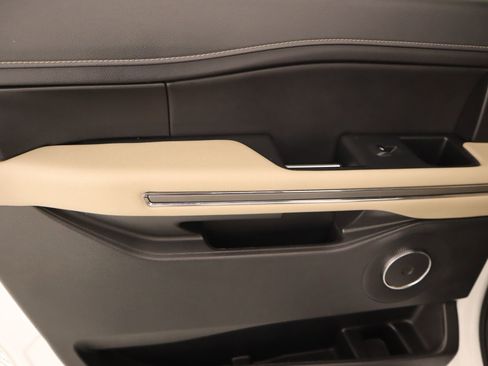 Used 2024 Ford Expedition Max XLT image 18