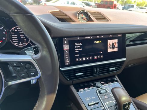 Used 2021 Porsche Cayenne image 32