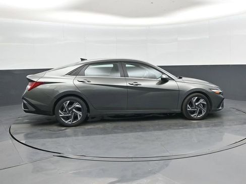 Used 2025 Hyundai Elantra SEL image 2