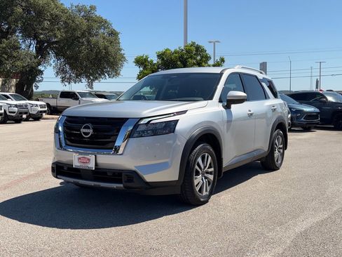 Used 2025 Nissan Pathfinder SL FWD image 7