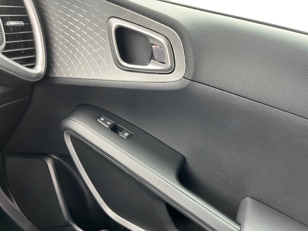 Used 2025 Kia Soul LX w/ LX Technology Package FWD image 23