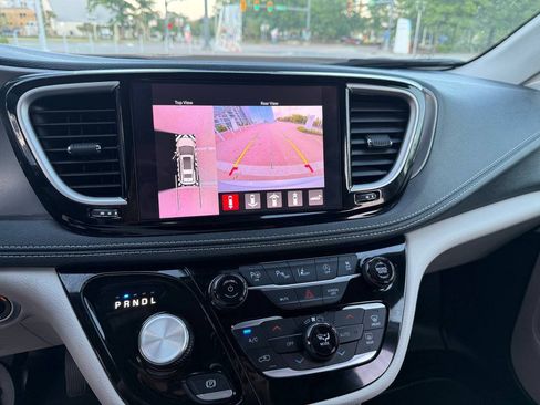 Used 2023 Chrysler Pacifica Touring-L FWD image 23