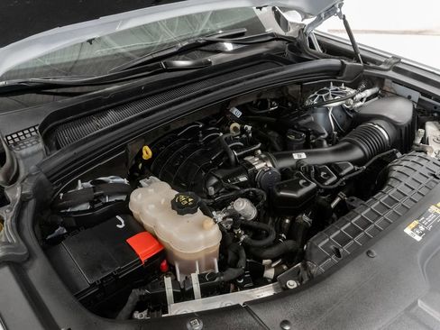 Used 2024 Jeep Grand Cherokee Laredo image 4