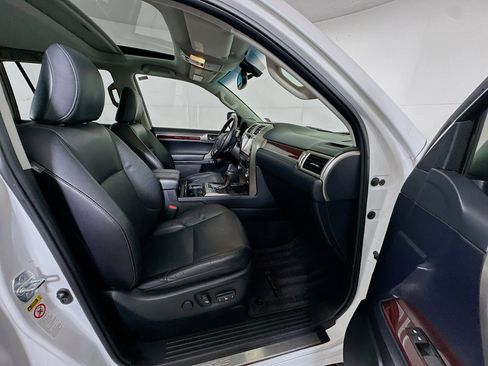 Used 2018 Lexus GX 460 Premium w/ Premium Package image 32