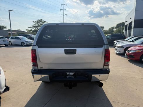 Used 2011 GMC Sierra 2500 SLE w/ SLE Preferred Package AWD/4WD image 3