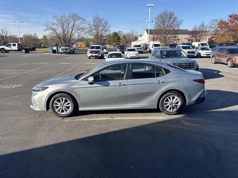 Used 2025 Toyota Camry LE image 7