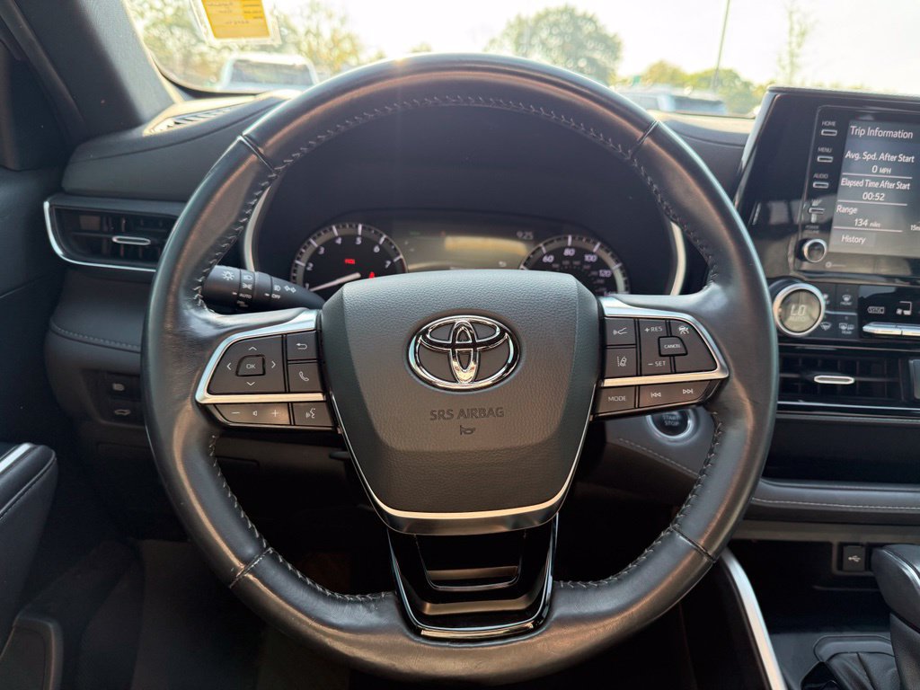 Used 2021 Toyota Highlander XSE FWD image 13