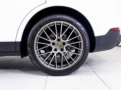 Certified 2023 Porsche Cayenne Platinum Edition image 25